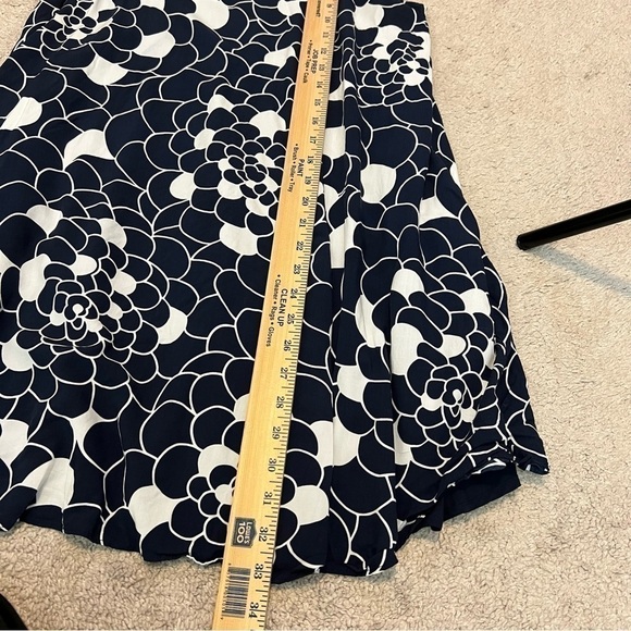 Crown & Ivy dress womens Size S Navy & White Floral Rayon Shift Dress Flutter - Picture 8 of 9